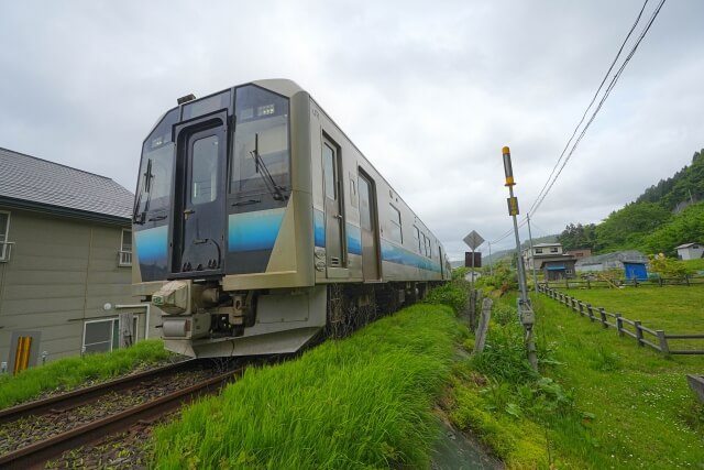 五能線普通列車GV-E400系です。ハイブリッド式気動車となっています。